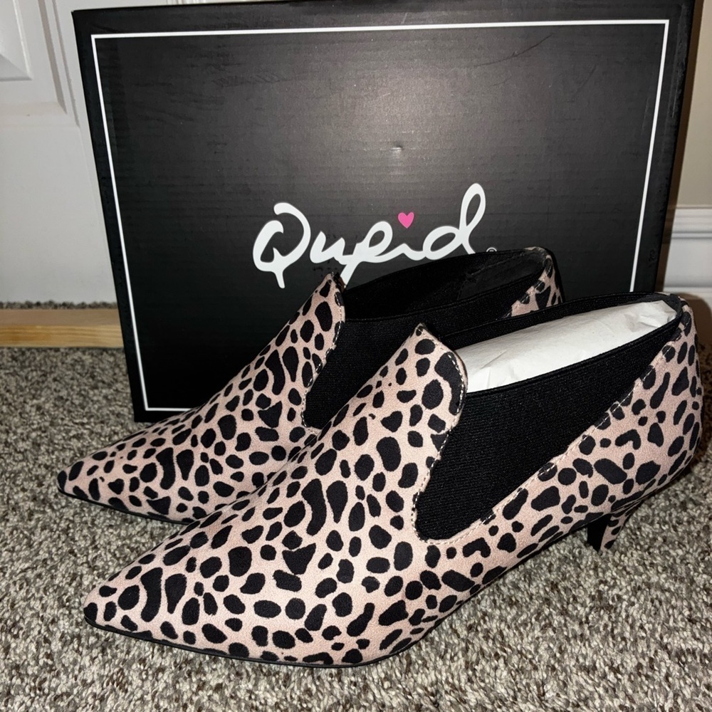 💰Qupid Booties Size 8 Leopard Print Pointed Toe Low Heel Chic Y2K Mob Wife Soft